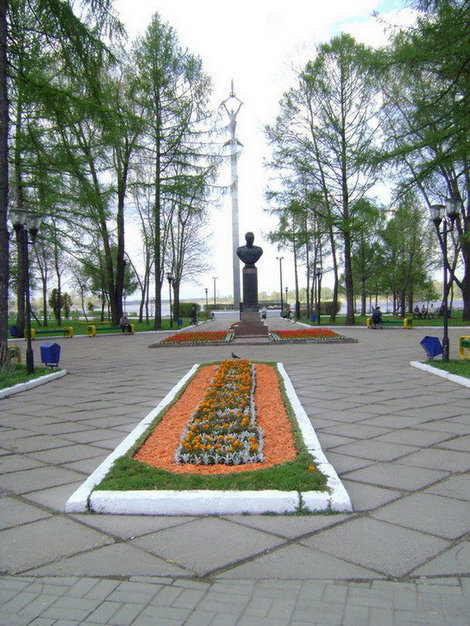 Рыбинск. Аллея Славы летом украшена всевозможными цветами Рыбинск, Россия