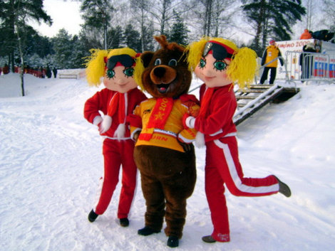 Мишка Дёмка и две блондинки — живой символ Центра лыжного спорта и отдыха Дёмино Рыбинск, Россия