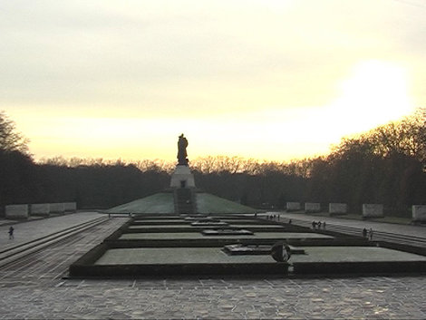 Монумент Воину-освободителю Берлин, Германия