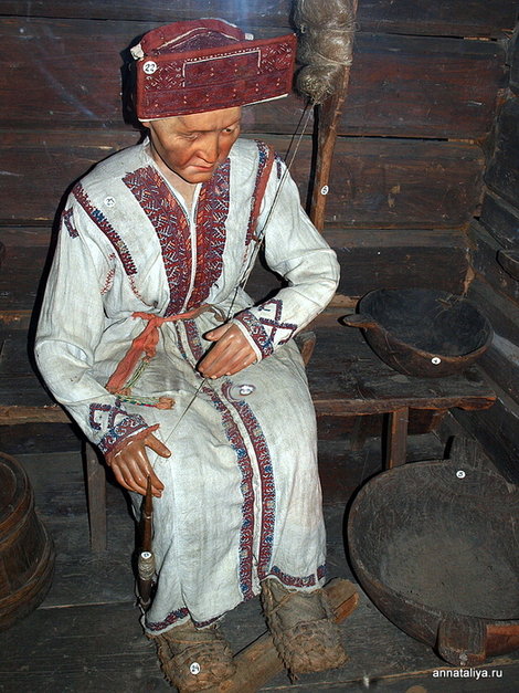 Яранск. Краеведческий музей. Женщина в марийском костюме Яранск, Россия