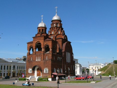 Напротив — православный храм Владимир, Россия