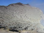Вулкан Иджен. Внутренняя стенка кратера, по которой текла лава