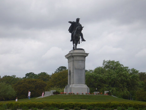 фото   Памятник Сему Хьюстону в Германн парке,   а театр рядом.