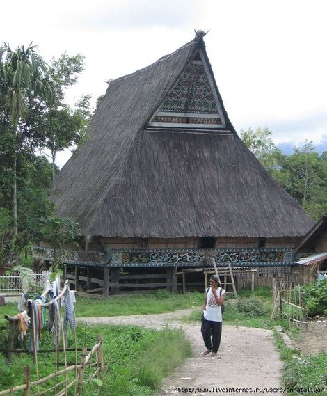 Западная Суматра. Жилой дом народности батаки Индонезия