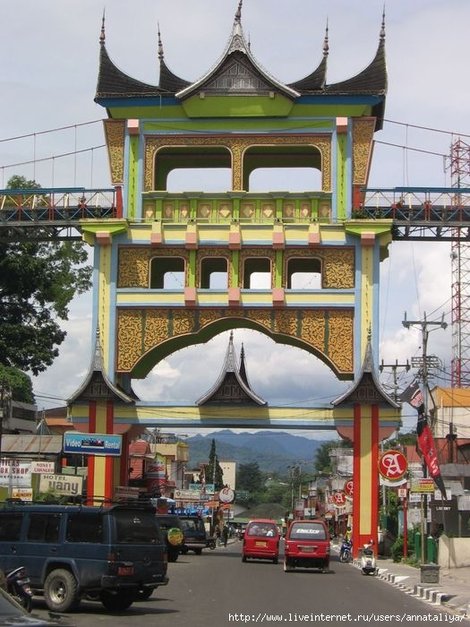 Западная Суматра. Букиттингги. Городской мост Индонезия