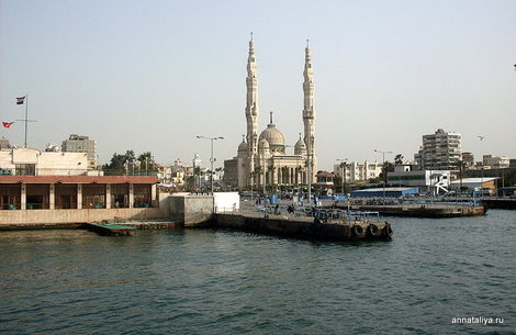 Вид через Суэцкий канал на мечеть Порт-Фуада Порт-Саид, Египет