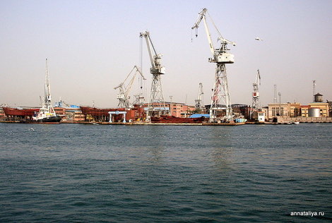 Порт-Саид. Портовые краны Порт-Саид, Египет