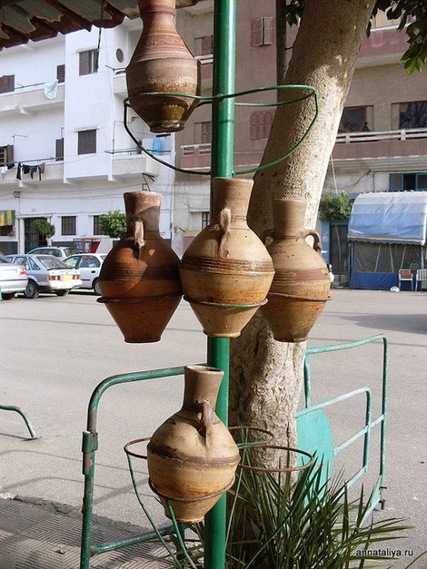 Порт-Фуад. Кувшины с питьевой водой на улицах Порт-Саид, Египет