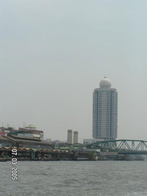 Халупы и небоскрёб Бангкок, Таиланд