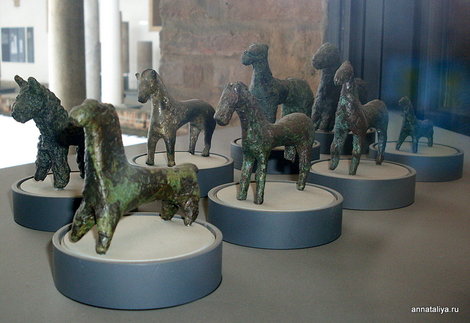 Падуя. Археологический музей. Бронзовые фигурки лошадей Падуя, Италия
