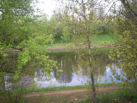 Канал имени Москвы спрятан в черте города между жилыми домами Москва, Россия