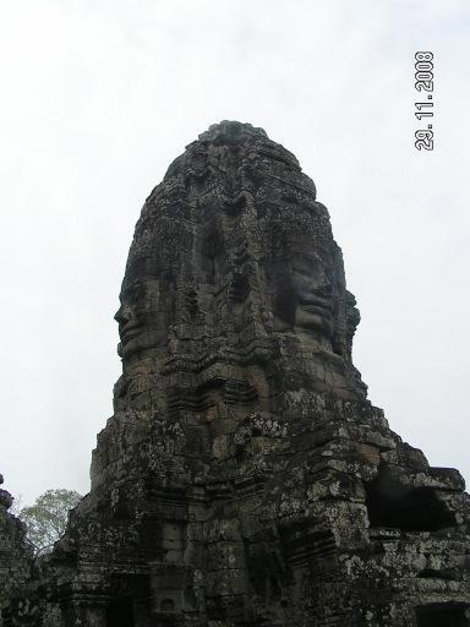Башня четырёх лиц. Видны только два Ангкор (столица государства кхмеров), Камбоджа