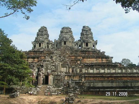 Кризис инвестиций: башни построены, а на резьбу средств не хватило Ангкор (столица государства кхмеров), Камбоджа