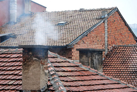 Традиционные черепичные крыши домиков в болгарских городках Разлог, Болгария
