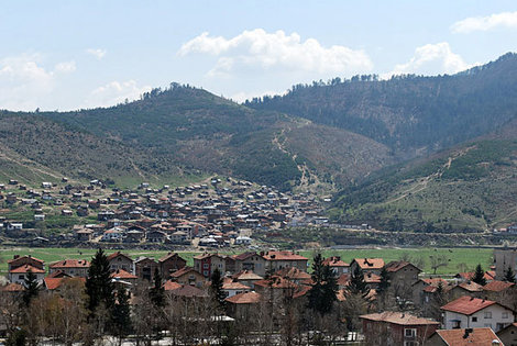 Велинград раскинулся на живописных склонах Родопских гор Велинград, Болгария