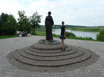 Памятник Марине Цветаевой над Окой (Таруса)