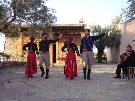 Выступление танцоров на ферме Agreco Остров Крит, Греция