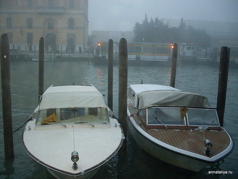 Венеция. Лодки у привокзальной площади Венеция, Италия