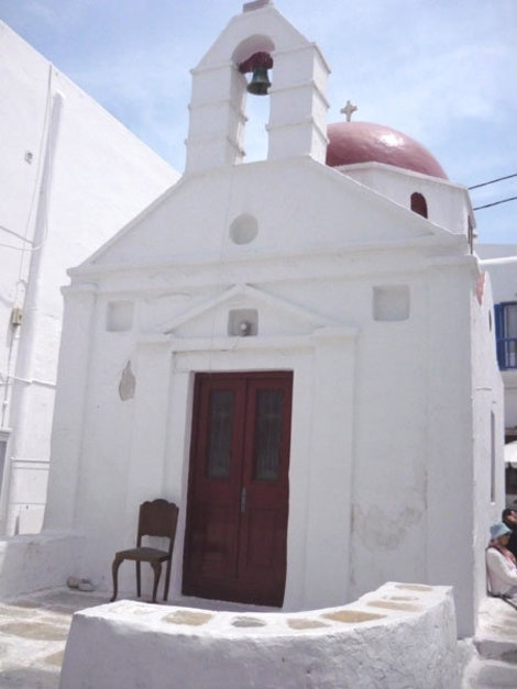 Скромная белая церковь — почти на каждой из улочек Хоры Миконос, остров Миконос, Греция