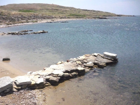 Старинные причалы в порту острова Делос Остров Делос, Греция