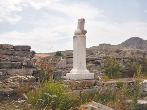Скульптура у храма Диониса, Делос Остров Делос, Греция