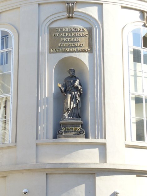 Скульптура Св. Петра на часовне Св. Креста Прага, Чехия
