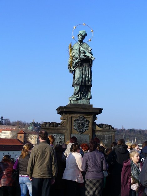 Скульптуры Карлова моста.  Скульптура Яна Непомуцкого. Здесь загадывают желания Прага, Чехия