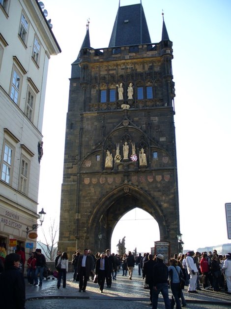 Восточную Мостовую Башню украшают украшают скульптуры, гербы земель империи Карла IV Прага, Чехия