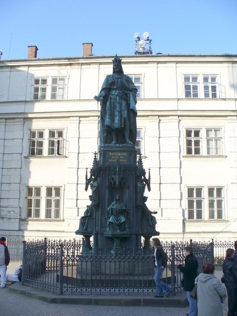 Памятник Карлу IV. Памятник воздвигнут в 1848 г. в неоготическом стиле по случаю 500-летия Карлова университета Прага, Чехия