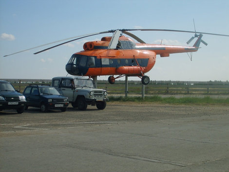 фото Вертолет МИ-8   —  главный труженик в округе, связь  с тундровыми поселками в основном на вертолетах. Этот уже на покое — поставлен, как памятник в аэропорту. Нарьян-Мар, Россия