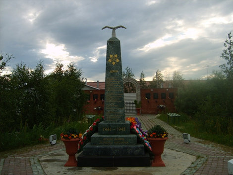 фото А это памятник погибшим полярным летчикам во время Великой Отечественной войны. Нарьян-Мар, Россия