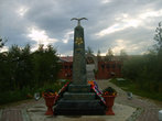 фото А это памятник погибшим полярным летчикам во время Великой Отечественной войны.