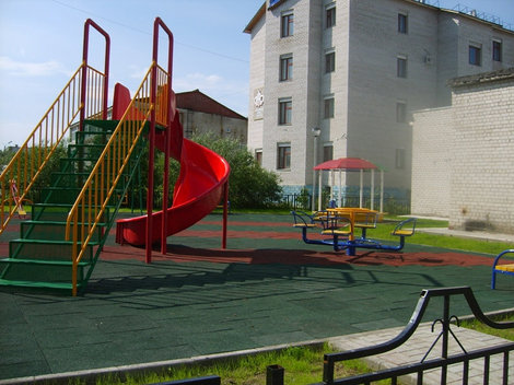 фото Такие вот детские площадки у новых домов, очень мягкое покрытие. Нарьян-Мар, Россия