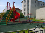 фото Такие вот детские площадки у новых домов, очень мягкое покрытие.