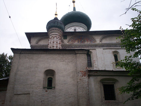 Таких церквей в городе немало. Эта — 17 века — находится наделако от набережной Ярославль, Россия