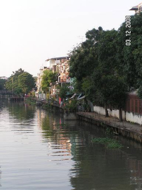 На берегу одного из каналов Бангкок, Таиланд