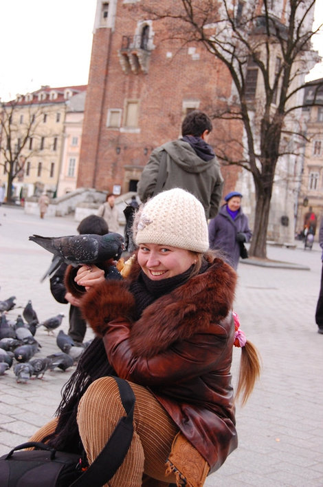 Любимое занятие — кормить голубей. Краков, Польша