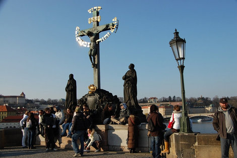 Распятие, установленное в 1630 г. взамен прежнего, разрушенного во время Гуситских войн. Прага, Чехия