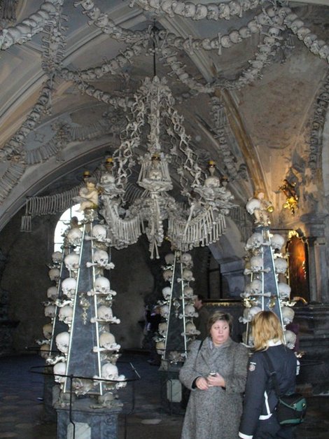 Костница. Люстра из человеческих костей Кутна-Гора, Чехия