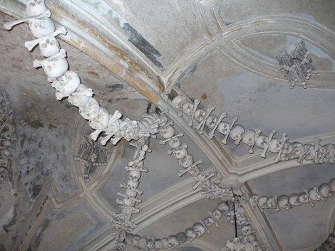 Костница. Потолок с гирляндами из человеческих костей Кутна-Гора, Чехия