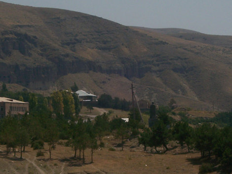 вдали видны пещеры Дзорахбюр, Армения