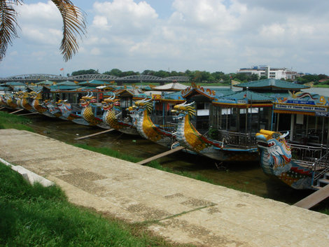 На таких лодках возят туристов по р. Дананг. Кстати, лодка служит домом семье ее владельца. В ней спят, едят, стирают, торгуют. Хойан, Вьетнам