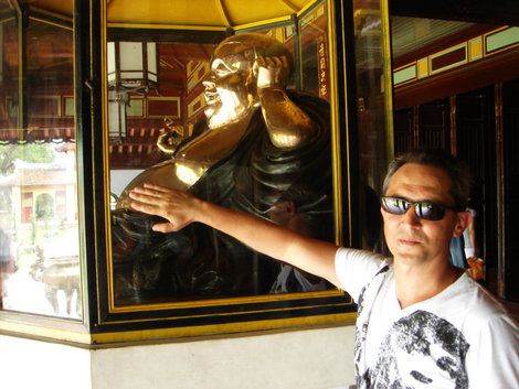 Веселый золотой Будда. Говорят, если погладить его живот, станешь таким же веселым и счастливым Хойан, Вьетнам