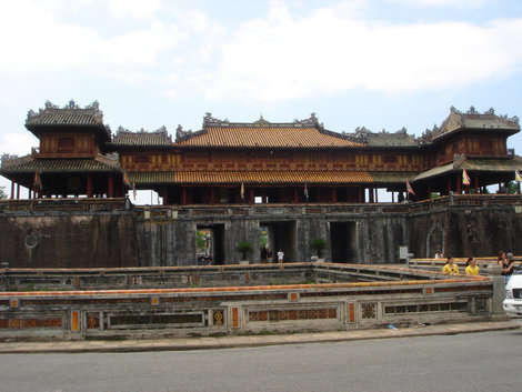Вход в императорский дворец. Перед стеной, под мостиком проходит ров метров 5-7 шириной Хойан, Вьетнам
