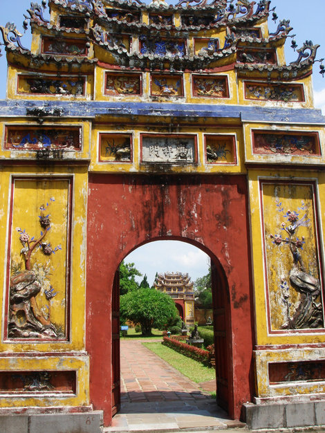 Парк императорского дворца разбит на участки, отгороженные стенами и, соответственно, с воротами Хойан, Вьетнам