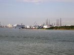 Вид на порт Галвестона, виден большой круизный корабль.