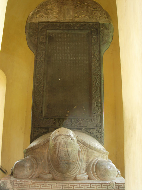 Над черепахой плита с древневьетнамскими иероглифами. Потом французы переучили на латиницу Хойан, Вьетнам