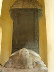 Над черепахой плита с древневьетнамскими иероглифами. Потом французы переучили на латиницу