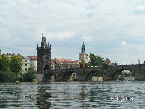 Отдыхая близ уреза воды Прага, Чехия