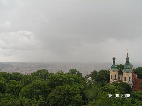 Прага скрылась в пелене дождя Прага, Чехия